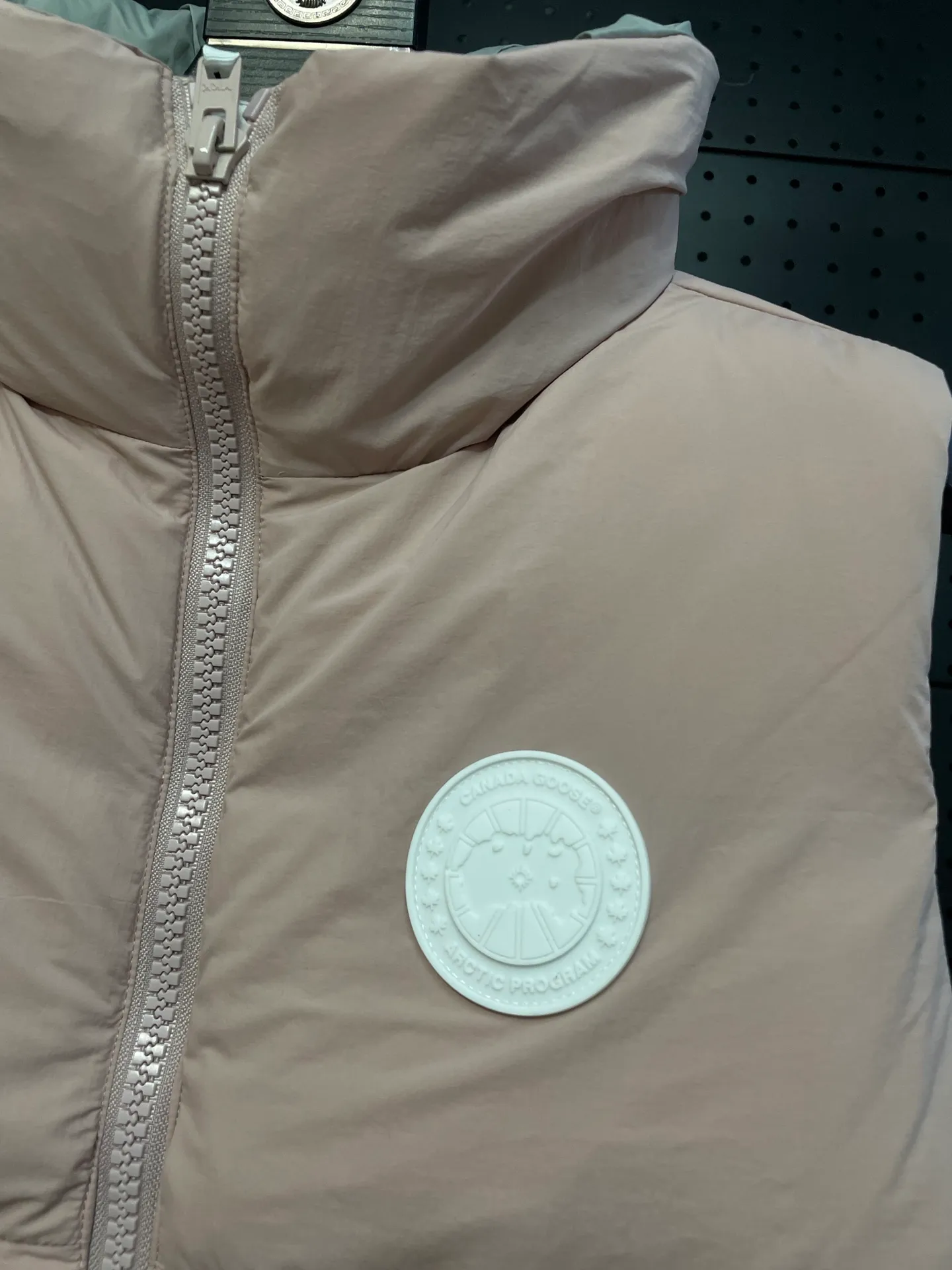 P500 Style number: Y108 soft light powder, top pure quality, white label capsule vest for couples, design concept: new limited edition white label vest, same style for men and women, filled with 625 fill power white goose down, and the fabric has a satin feel. Suitable for wearing in spring and autumn in various cities, this round neck design is classic and versatile, and has good thermal insulation effect! Fabric + Features: Fabric: 85% polyester, 15% cotton, windproof and waterproof Lining: 100% polyester, windproof and waterproof Filling: 80% pure white duck down, 20% pure white feather Fill power: 625 Care instructions: Dry clean Pockets: Straight insert + diagonal insert Pocket Zipper: Genuine ykk two-way entrance zipper tei temperature and feeling index 1: lightweight minus 5 degrees to 5 degrees. Technology: The fabric is made of cordura polyamide fabric, which is a new functional fabric and a leading technology product. The durability is 2 times higher than ordinary nylon fabric. Wear resistance, strong tear resistance, good hand feel and good color.   The liner is filled with imported 625 fill power 80 white duck down, and the liner is reinforced with anti-runaway velvet liner. The fly on the front center fly is designed with snap buttons to prevent ventilation and rain. Whether it is hiking, urban walking or polar exploration, this style can help you find the Canada Goose vest that suits your body, activities and lifestyle. Size: XS-XL
